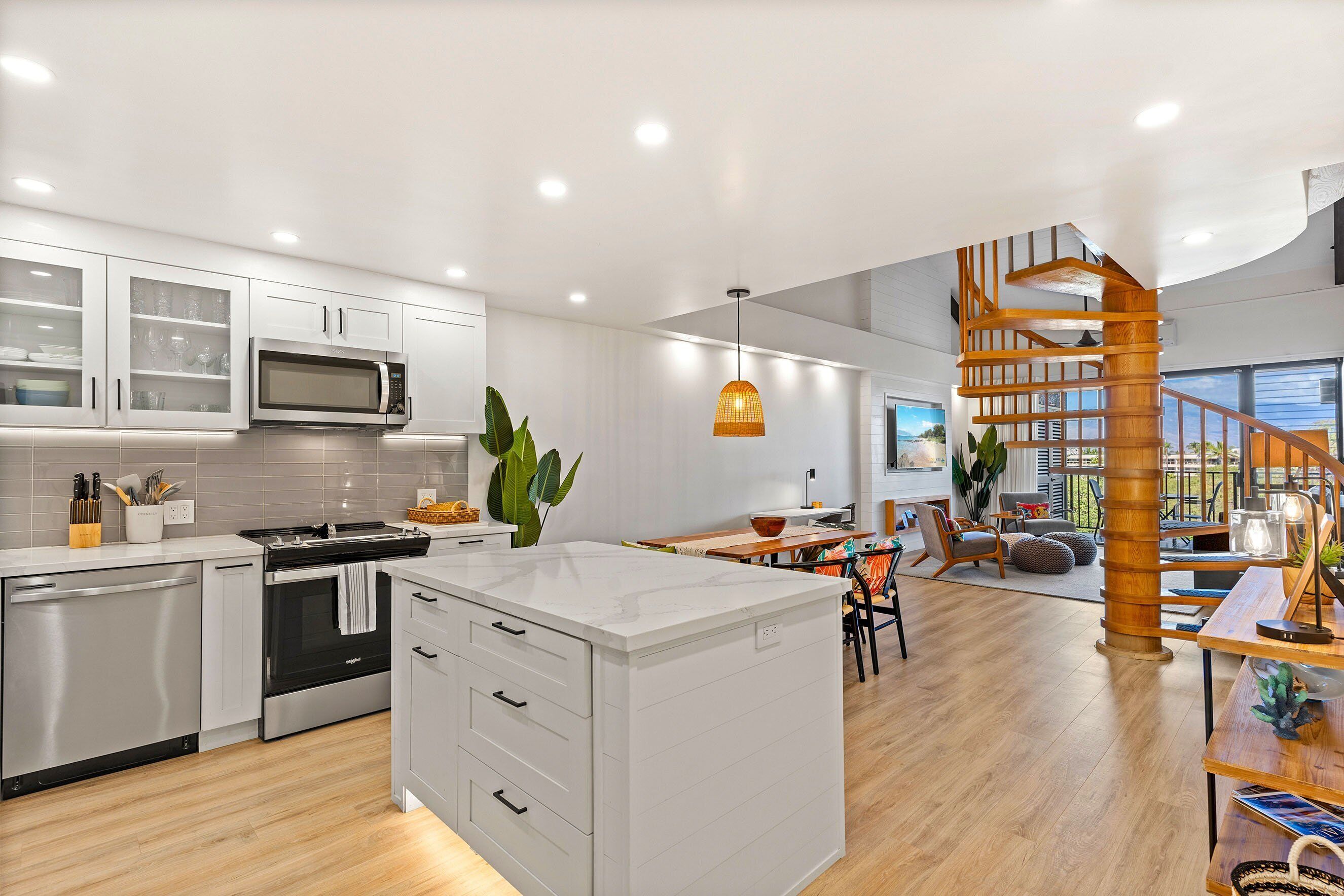 Appartement, Meerdere bedden, balkon, uitzicht op zee (Kamaole Sands 4-411) | Privékeuken | Een koffiezetapparaat/waterkoker, een eettafel