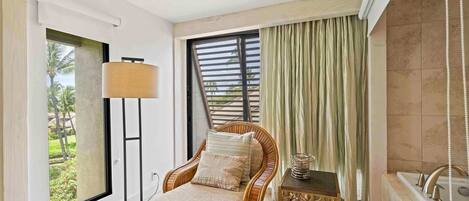 Lejlighed - flere senge - balkon - havudsigt (Maui Kamaole A-206) | 2 soveværelser, individuelt design, individuel indretning, sengetøj