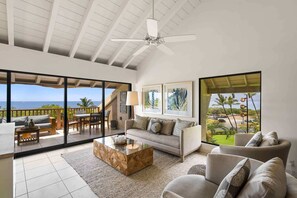Condo, várias camas, sacada, vista para o oceano (Maui Kamaole A-206) | Área de estar