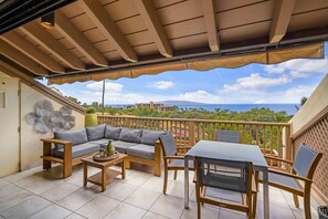 Condo, várias camas, sacada, vista para o oceano (Maui Kamaole A-206) | Opções para refeição ao ar livre