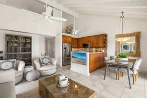 Condo, várias camas, sacada, vista para o oceano (Maui Kamaole A-206) | Área de estar