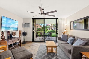 公寓式客房, 1 张特大床和 1 张沙发床, 阳台, 花园景观 (Kamaole Sands 7-109) | 起居区
