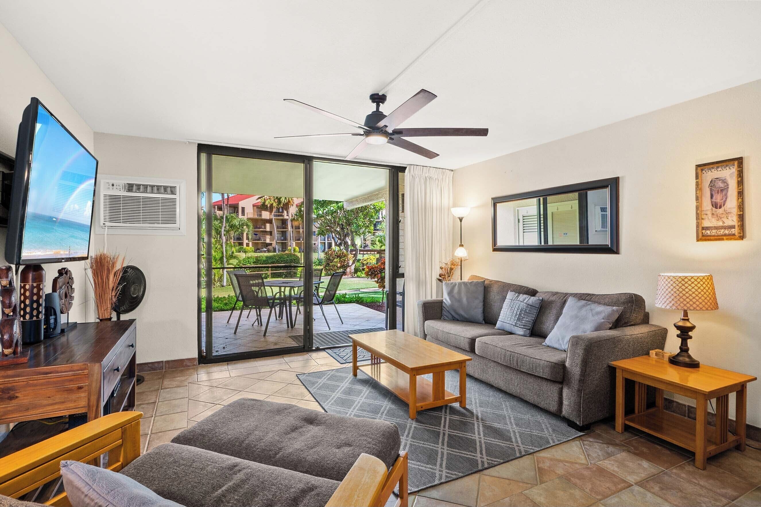 コンドミニアム キングベッド 1 台ソファーベッド付き バルコニー ガーデンビュー (Kamaole Sands 7-109) | リビング エリア