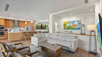 빌라, 침대(여러 개), 파티오, 정원 전망 (Honua Kai Luana Garden Villas 7B) | 거실 공간