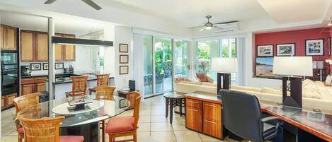 コンドミニアム キングベッド 1 台ソファーベッド付き バルコニー ガーデンビュー (The Palms at Wailea 801) | 内装