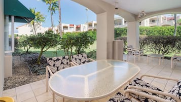 Leilighet, 1 kingsize-seng med sovesofa, balkong, hageutsikt (The Palms at Wailea 801) | Utendørsservering