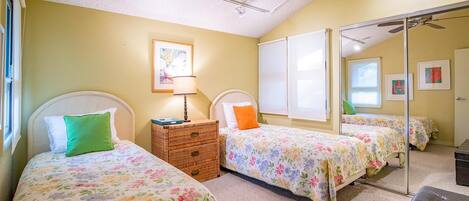 Huoneisto, useita sänkyjä, parveke, valtamerinäköala (Kihei Garden Estates C-201) | 2 makuuhuonetta, yksilöllisesti sisustettu, yksilöllisesti kalustettu