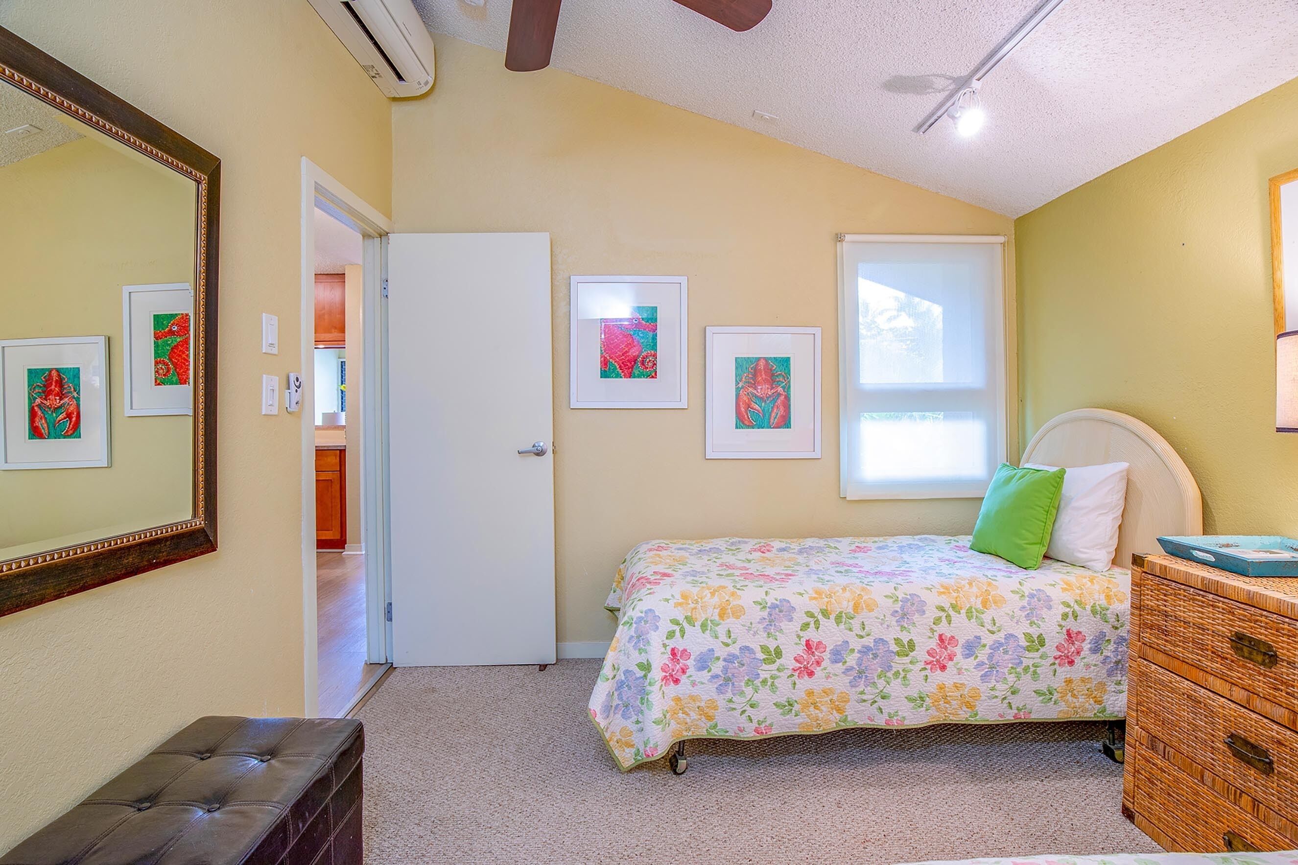 Condo, varias camas, balcón, vista al océano (Kihei Garden Estates C-201) | 2 habitaciones, decoración personalizada y muebles diferentes 