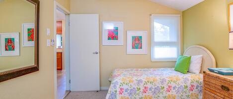 Condo, varias camas, balcón, vista al océano (Kihei Garden Estates C-201) | 2 habitaciones, decoración personalizada y muebles diferentes