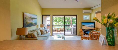 Appartement, Meerdere bedden, balkon, uitzicht op zee (Kihei Garden Estates C-201) | Woonruimte