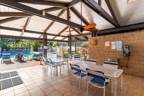 Outdoor dining - Kihei Garden Estates C-201, Ocean Views, Near the Beach, Renovated, w/ Split AC! (Kihei)