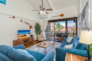 Condo, Plusieurs lits, balcon, vue sur l’océan (Kamaole Sands 7-405) | Aire de séjour