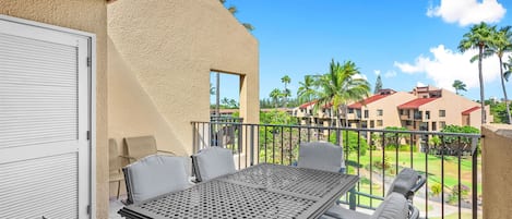 Appart'hôtel, plusieurs lits, balcon, vue océan (Kamaole Sands 7-405) | Restauration extérieure