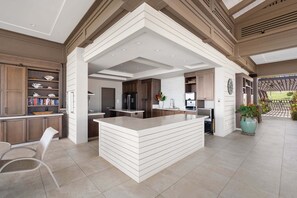 Studio, 1 très grand lit, balcon, vue sur l’océan (Wailea Ekahi 12D) | Cuisine privée | Cafetière-théière, table de salle à manger