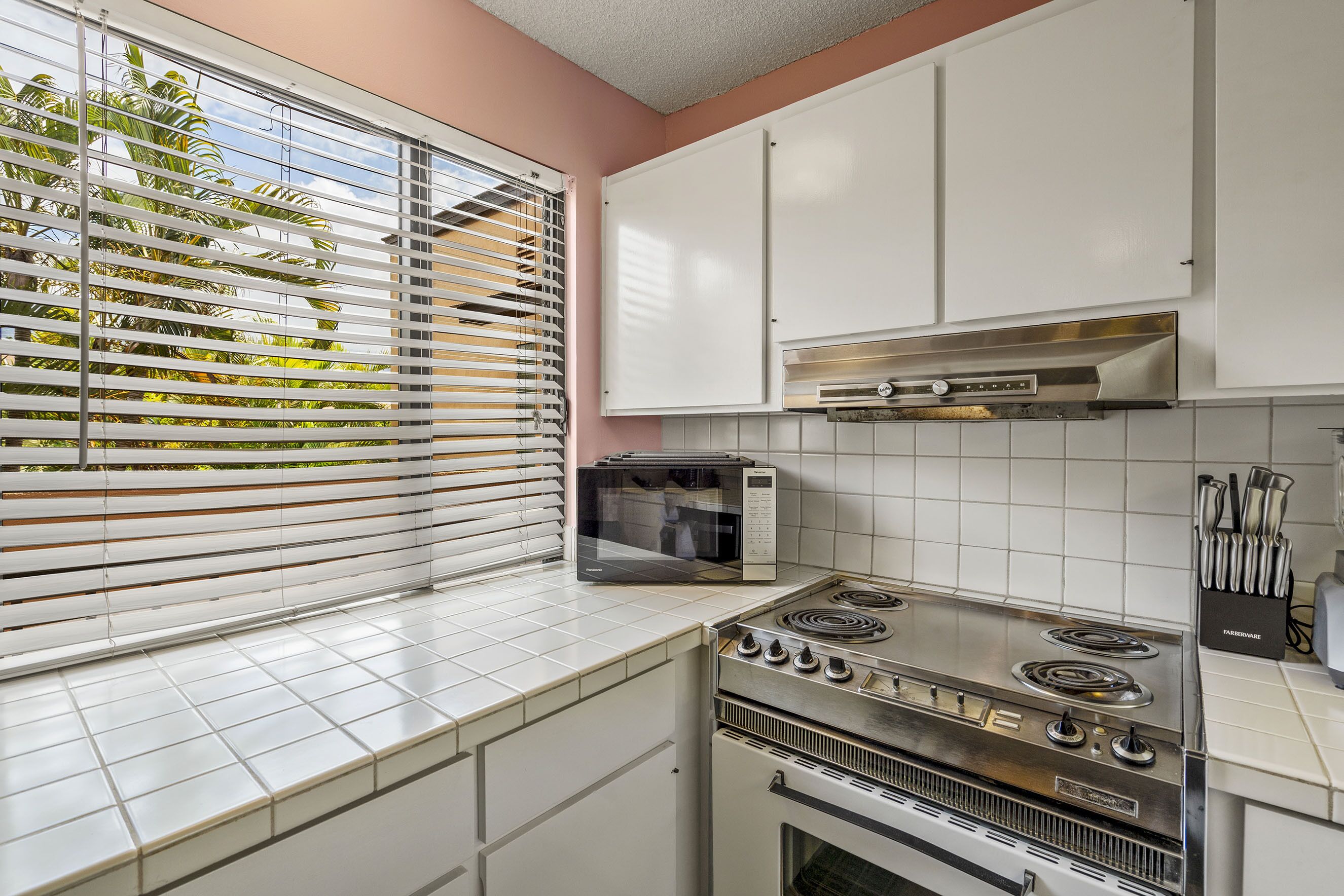 開放式客房, 1 張特大雙人床, 陽台, 海景 (Wailea Ekahi 12D) | 私人廚房 | 咖啡機/沖茶器、餐桌