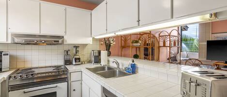 スタジオ キングベッド 1 台 バルコニー オーシャンビュー (Wailea Ekahi 12D) | 専用キッチン | コーヒー / ティーメーカー、ダイニングテーブル