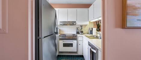 Studio, 1 King Bed, Balcony, Ocean View (Wailea Ekahi 12D) | Private kitchen