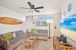 Lägenhet - flera sängar - balkong - havsutsikt (Kamaole Nalu 301) | Vardagsrum