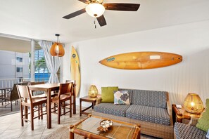 Lägenhet - flera sängar - balkong - havsutsikt (Kamaole Nalu 301) | Vardagsrum