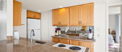 Leilighet, flere senger, balkong, havutsikt (Kamaole Nalu 301) | Eget kjøkken | Kaffetrakter/tekoker og spisebord