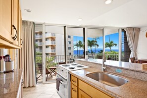 Huoneisto, useita sänkyjä, parveke, valtamerinäköala (Kamaole Nalu 301) | Yksityinen keittiö | Kahvin-/teenkeitin, vedenkeitin, ruokailupöytä