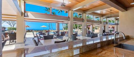 Condo, varias camas, balcón, vista al océano (Wailea Elua Village 803) | Bar (en la propiedad)