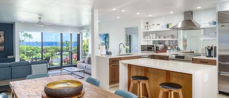 Condo, varias camas, balcón, vista al océano (Wailea Elua Village 803) | Interior