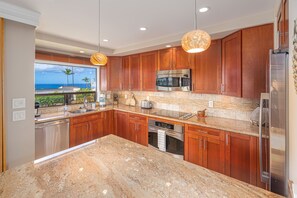 Apartment, 1 King-Bett, Balkon, Meerblick (Wailea Ekolu 407) | Eigene Küche | Wasserkocher mit Kaffee-/Teezubehör, Esstisch
