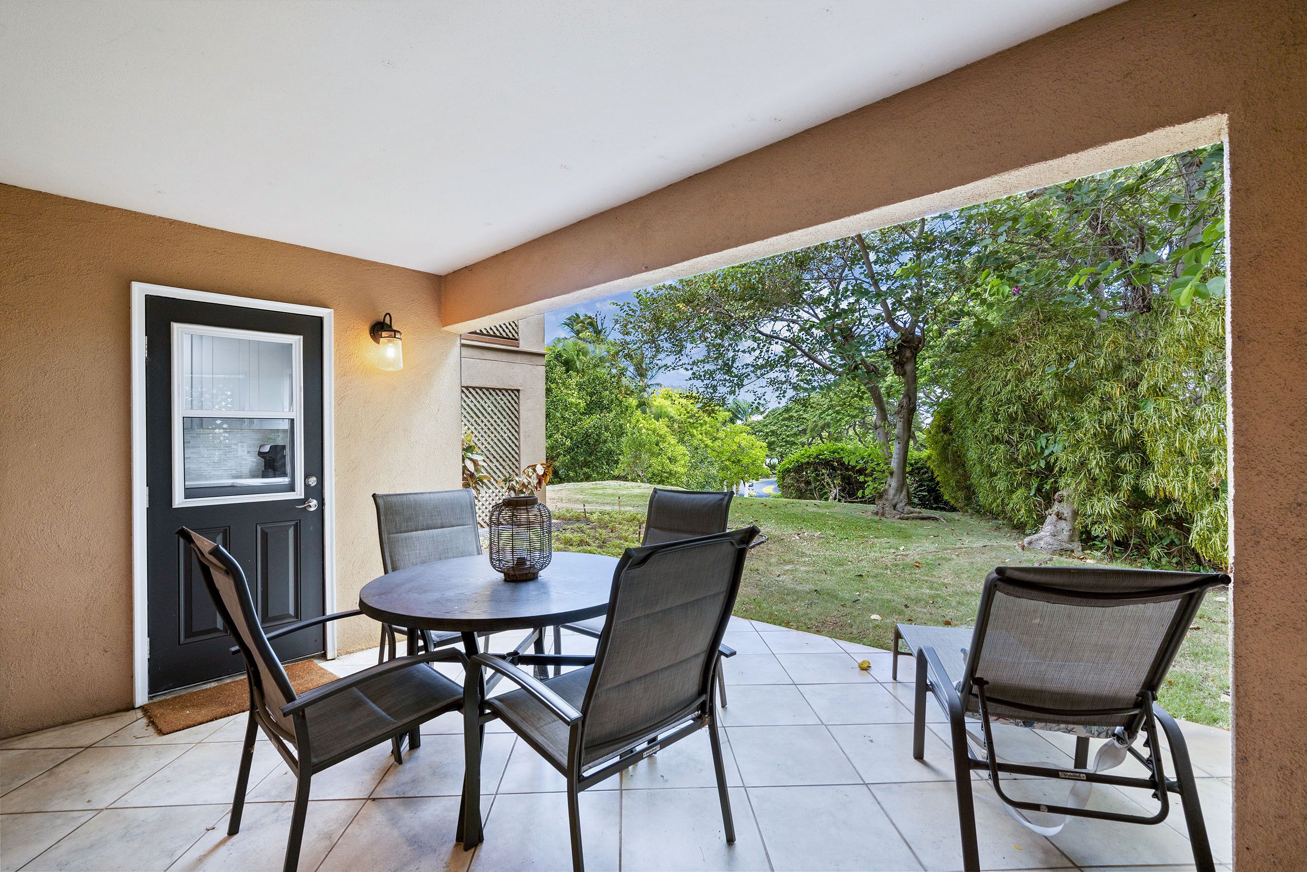 Condo, 1 cama King size y sofá cama, balcón, vista al océano (Wailea Ekahi 24B) | Restaurante al aire libre