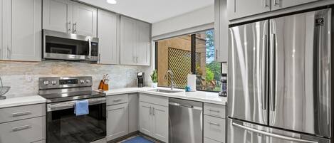 Condo, 1 King Bed with Sofa bed, Balcony, Ocean View (Wailea Ekahi 24B) | Private kitchen