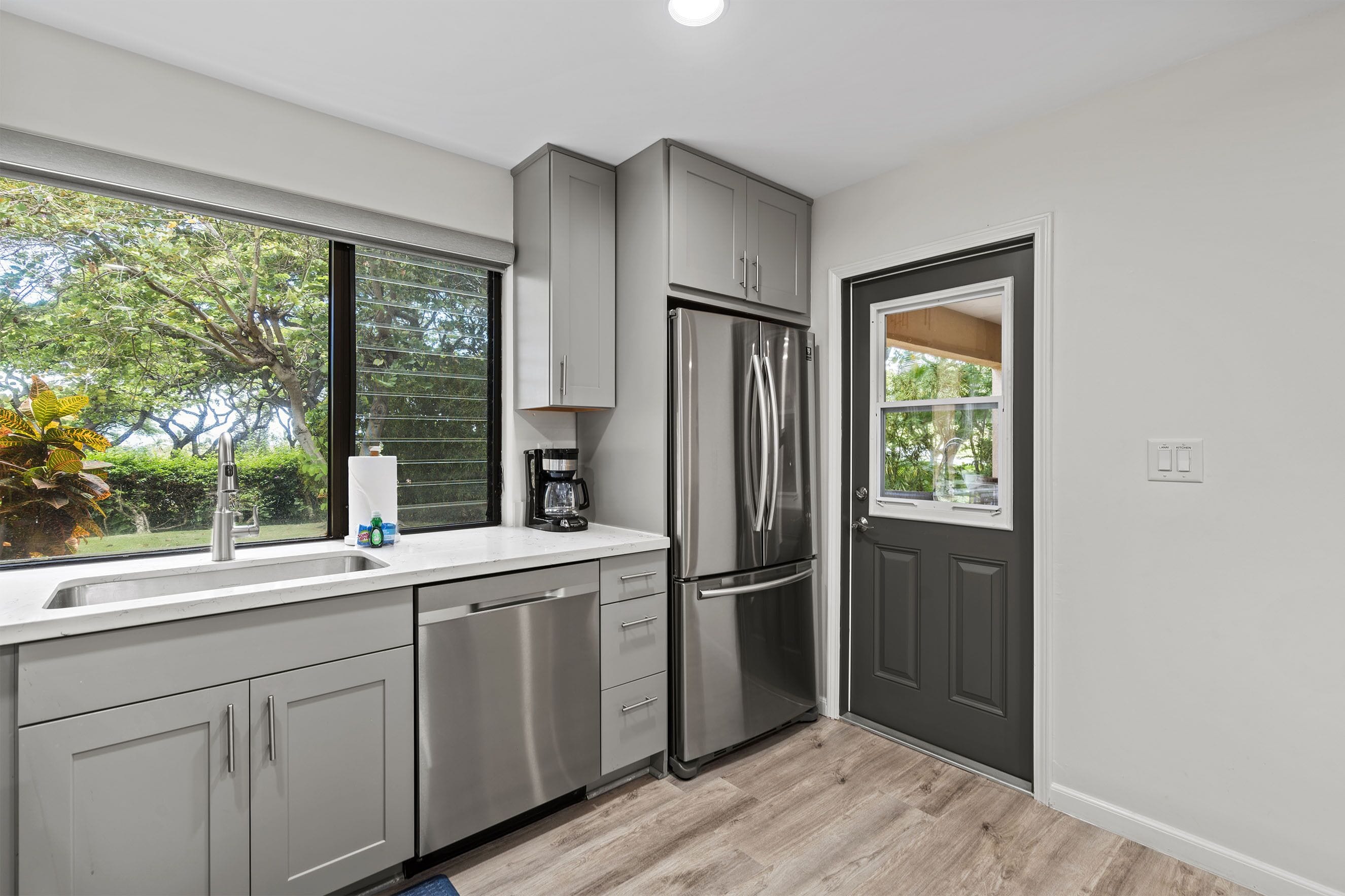 Condo, 1 King Bed with Sofa bed, Balcony, Ocean View (Wailea Ekahi 24B) | Private kitchen | Coffee/tea maker, dining tables