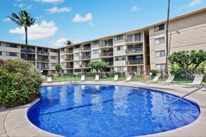 Pool - Kanai a Nalu 314 - Modern, Renovated, Oceanfront Condo, Breathtaking Views, AC! (Wailuku)