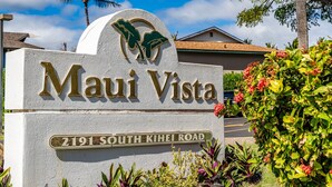 Une enseigne indiquant « Maui Vista » avec l’adresse « 2191 South Kihei Road ».