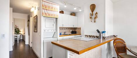 Condo, 1 cama King size y sofá cama, balcón, vista al océano (Maui Vista 2-301) | Cocina privada | Cafetera y tetera y comedor