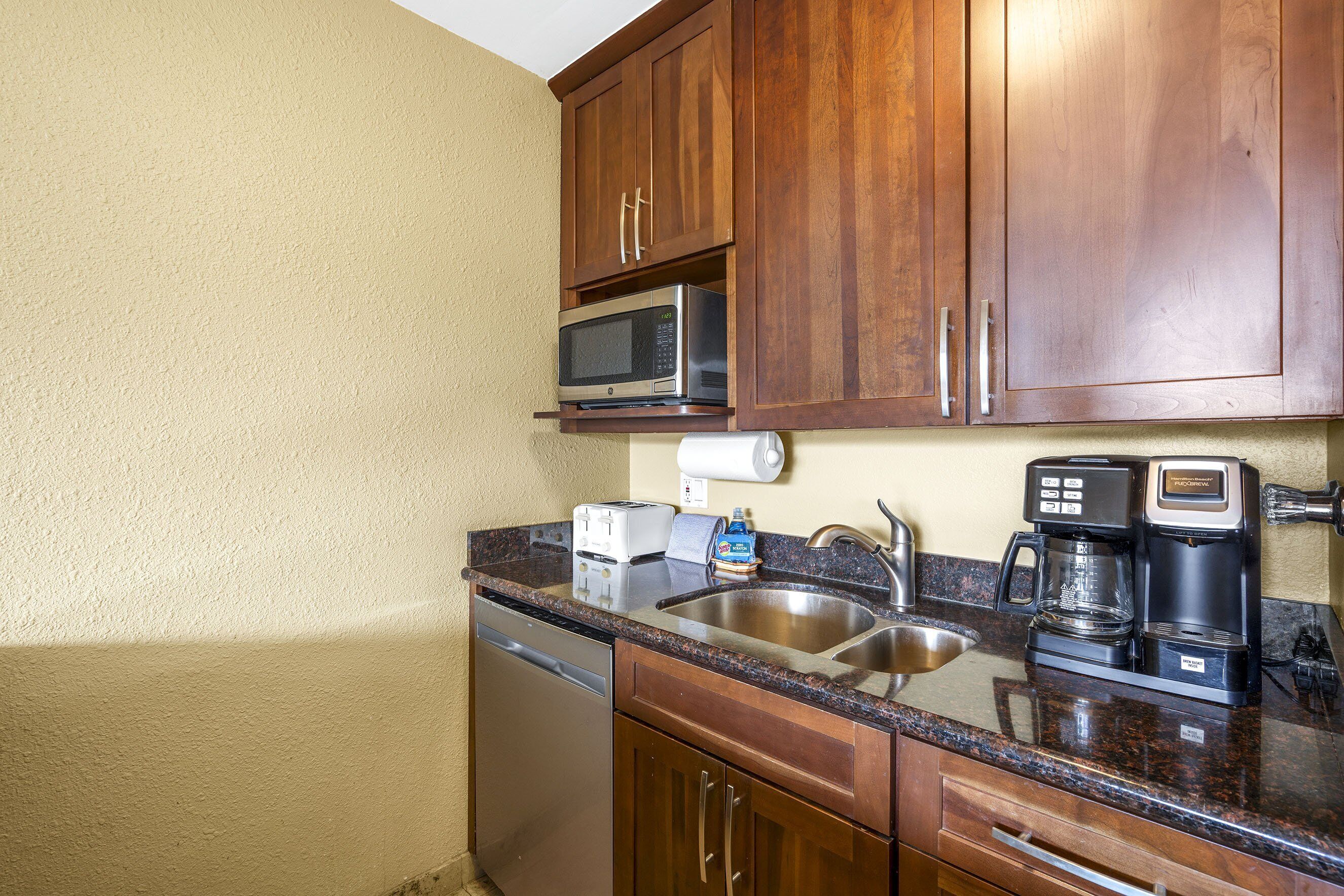 Condo, 1 grand lit et 1 canapé-lit, balcon, vue sur l’océan (Maui Vista 1-308) | Cuisine privée | Cafetière-théière, table de salle à manger