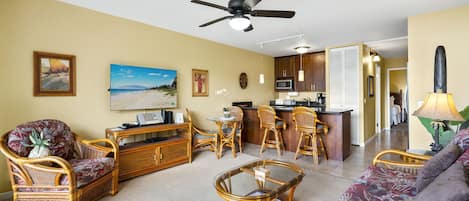 Condo, 1 cama Queen size y sofá cama, balcón, vista al océano (Maui Vista 1-308) | Área de sala de estar