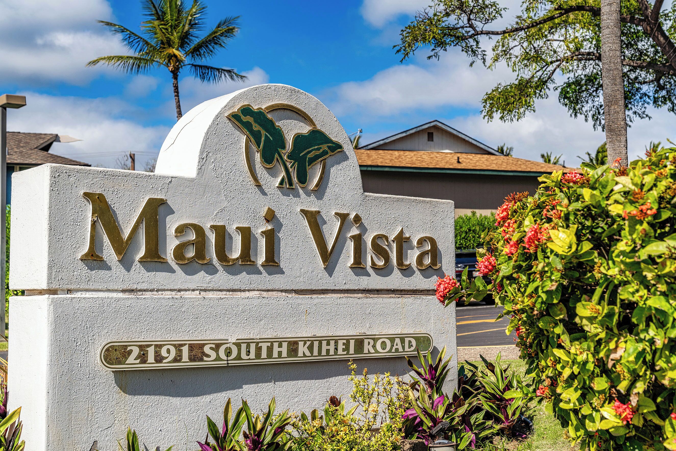 Naamplaatje voor 'Maui Vista' aan 2191 South Kihei Road, met een logo met twee palmbomen en een huis.