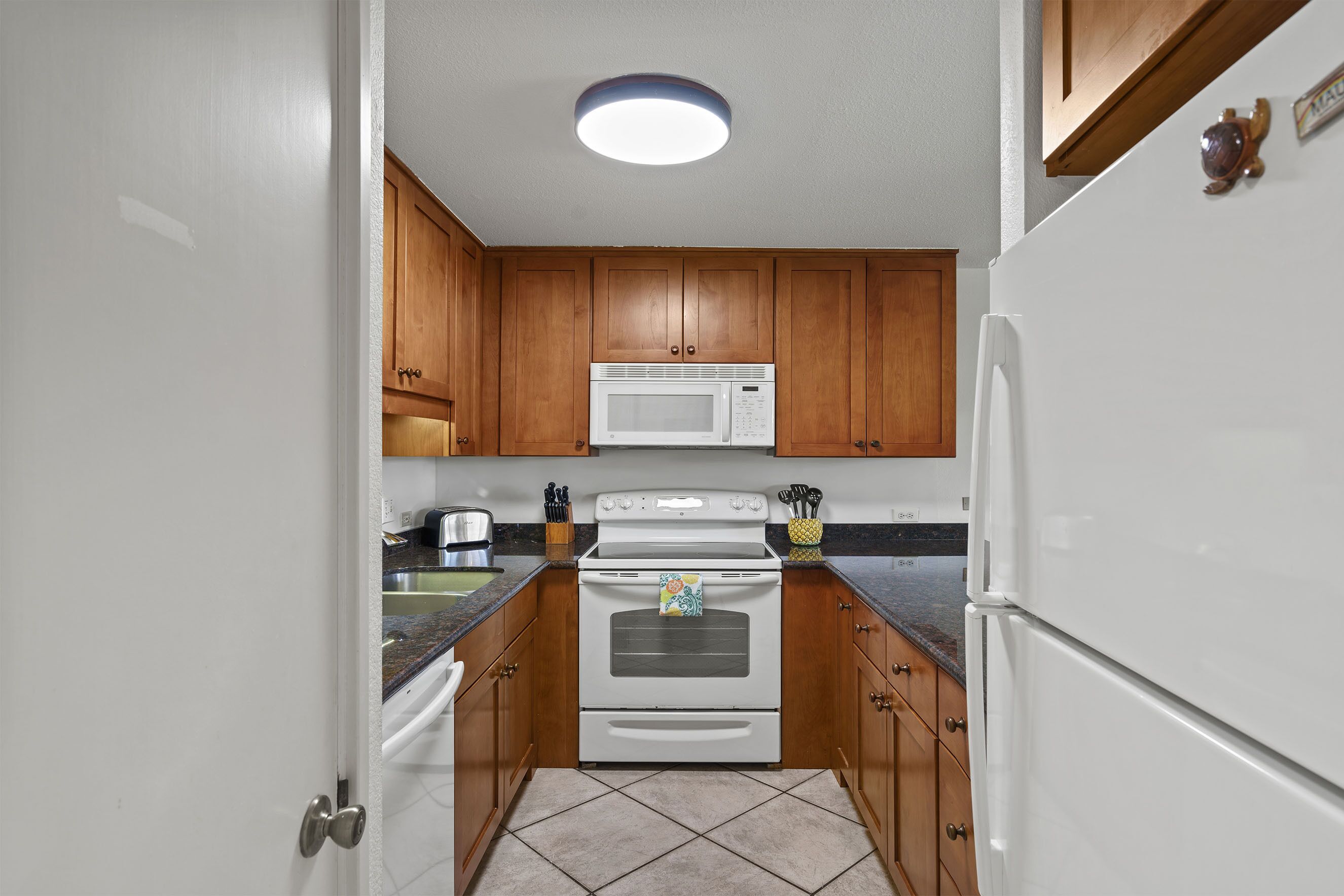 Condo, 1 très grand lit et 1 canapé-lit, balcon, vue sur l’océan (Kamaole Sands 7-206) | Cuisine privée | Cafetière-théière, table de salle à manger