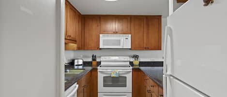 Leilighet, 1 kingsize-seng med sovesofa, balkong, havutsikt (Kamaole Sands 7-206) | Eget kjøkken | Kaffetrakter/tekoker og spisebord