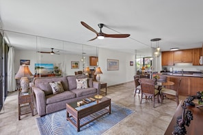 Apartamento, 1 cama de matrimonio grande con sofá cama, balcón, vistas al mar (Kamaole Sands 7-206) | Zona de estar