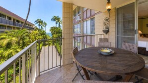 Kondominium, Beberapa Tempat Tidur, balkon, pemandangan samudra (Haleakala Shores A-308) | Tempat makan outdoor