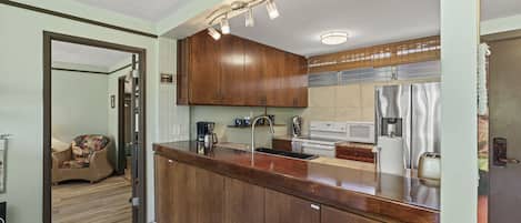 Leilighet, flere senger, balkong, havutsikt (Haleakala Shores A-308) | Eget kjøkken | Kaffetrakter/tekoker og spisebord