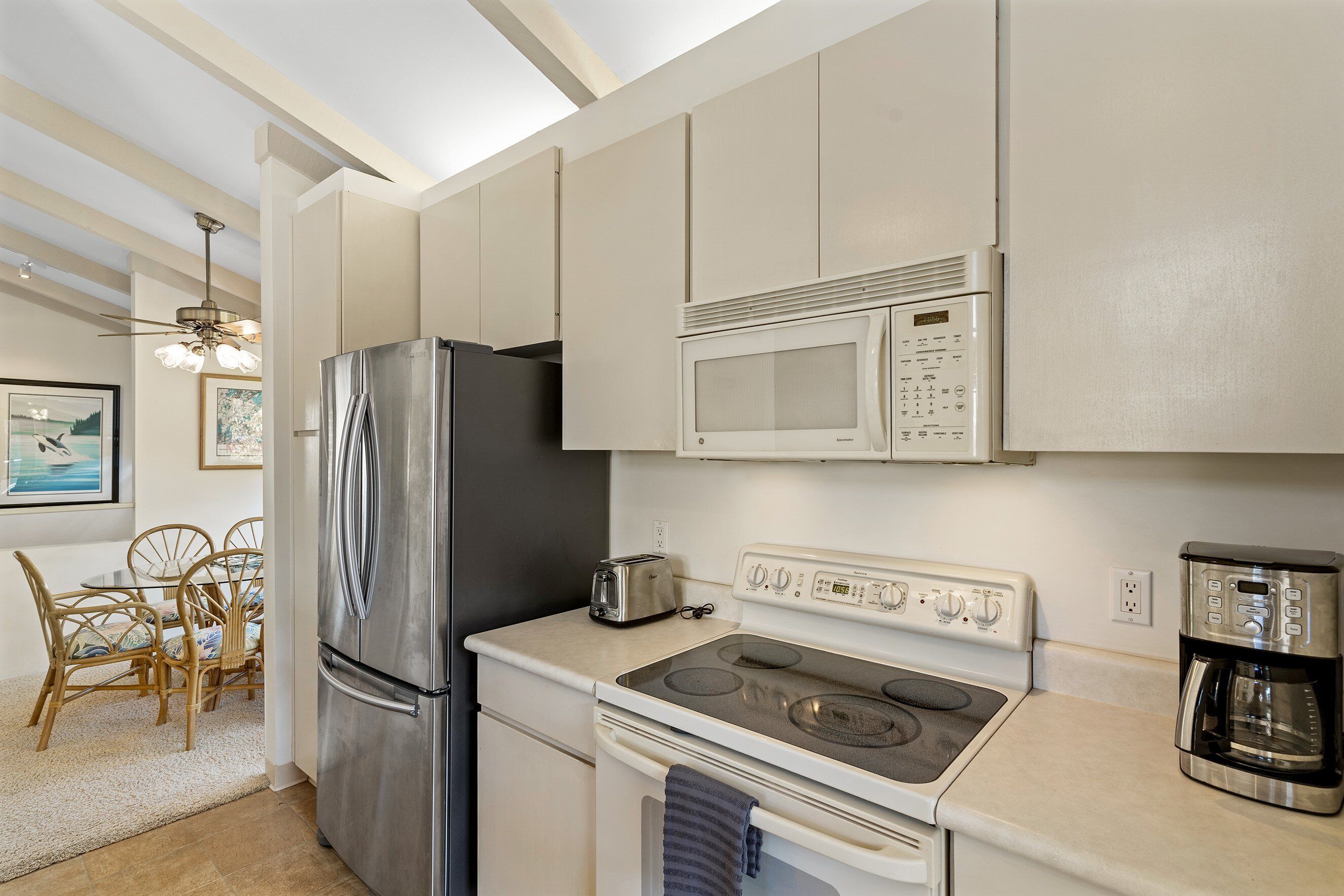 Condo, várias camas, sacada, vista para o oceano (Wailea Ekolu 1514) | Cozinha privada | Chaleira elétrica, mesas de jantar