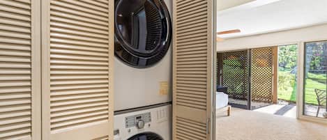 Condo, varias camas, balcón, vista al océano (Wailea Ekolu 1514) | Lavandería