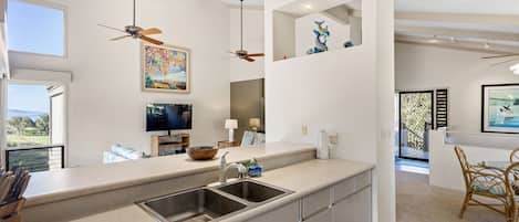 Condo, Multiple Beds, Balcony, Ocean View (Wailea Ekolu 1514) | Interior