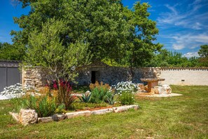 Property grounds - Villa Martinetinka (74212-K1) - Vodnjan (Vodnjan)