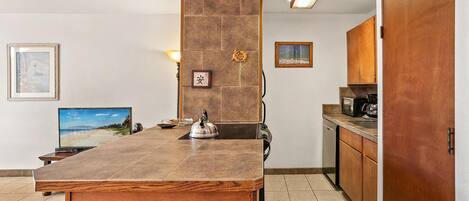 公寓客房, 1 張加大雙人床和 1 張沙發床, 陽台, 海景 (Maui Vista 3-102) | 私人廚房 | 咖啡機/沖茶器、餐桌