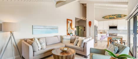 Condo, 2 Queen Beds, Balcony, Ocean View (Wailea Ekolu 102) | Living area