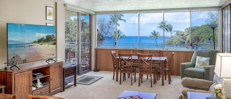 Lägenhet - flera sängar - balkong - havsutsikt (Haleakala Shores A-302) | Vardagsrum