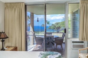 公寓式客房, 多张床, 阳台, 海洋景观 (Haleakala Shores A-302) | 2 多间卧室、特色装修、特色家居